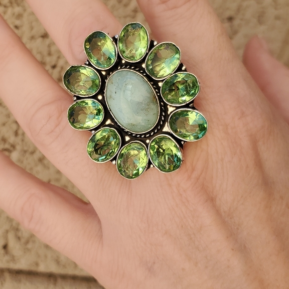 New Oversized Chrysoprase and Tsavorite 925 Silver Statement Ring. - Picture 9 of 14